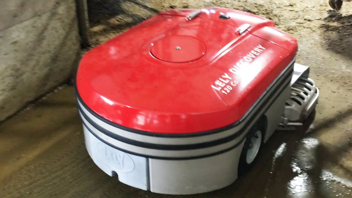 Red and grey robotic floor-cleaning machine labeled ‘IEEYI MACHINERY 1805’ on a wet surface, showcasing an advanced household cleaning appliance designed for autonomous operation.